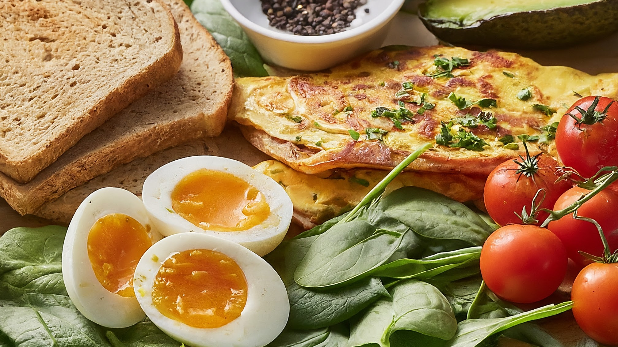 Dicas visuais combinando pratos com ovos junto a vegetais frescos e carboidratos complexos